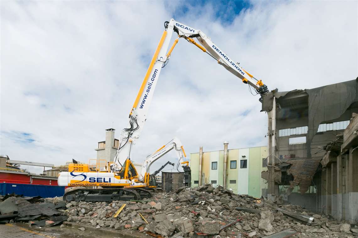 Seli's Doosan DX530DM in action on the Belloli Oil Mill demolition project in Italy